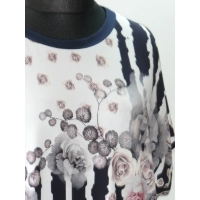 Bluzka w stylu OVERSIZE ze wzorem - pudrowe ogrodowe róże